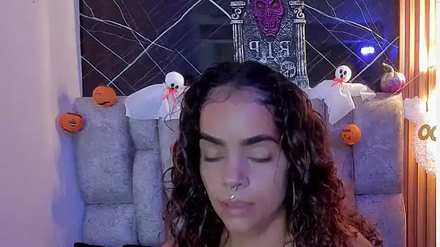 Snapshot of roxanne_dl chatting on October 28, 2025, 12:04 pm roxanne dl online show from October 28, 2025, 12:04 pm