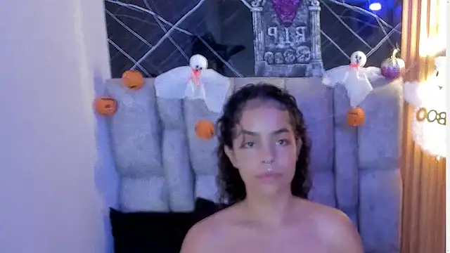 Snapshot of roxanne_dl chatting on October 27, 2025, 1:01 pm roxanne dl online show from October 27, 2025, 1:01 pm