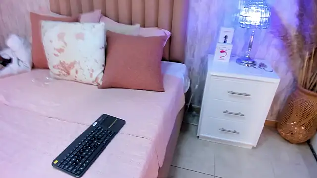 Snapshot of Emely_florence_ chatting on February 10, 2026, 3:44 pm Emely florence online show from February 10, 2026, 3:44 pm