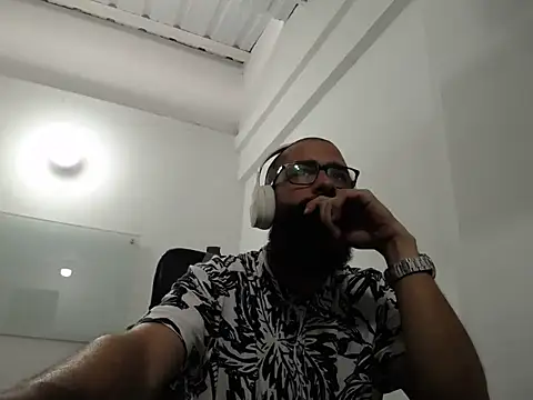 Snapshot of FranccoJ chatting on November 4, 2025, 5:50 pm FranccoJ online show from November 4, 2025, 5:50 pm