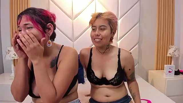 Snapshot of AnnieAndReach chatting on February 1, 2026, 2:37 pm AnnieAndReach online show from February 1, 2026, 2:37 pm