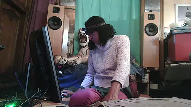 Snapshot of SissiDomination chatting on September 16, 2025, 12:28 pm SissiDomination online show from September 16, 2025, 12:28 pm