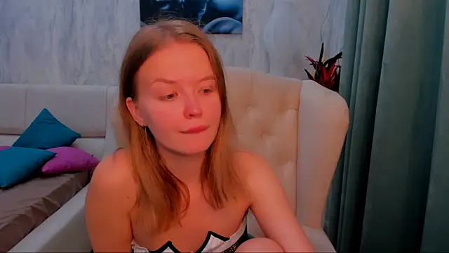 Snapshot of LaurennHill chatting on September 22, 2025, 12:16 am LaurennHill online show from September 22, 2025, 12:16 am