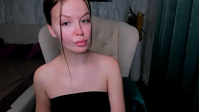 Snapshot of LaurennHill chatting on October 13, 2025, 12:23 am LaurennHill online show from October 13, 2025, 12:23 am