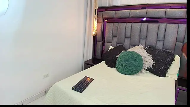 AdelineFiore online show from October 2, 2025, 11:35 am