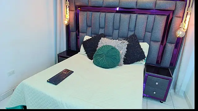 AdelineFiore online show from September 30, 2025, 11:27 am