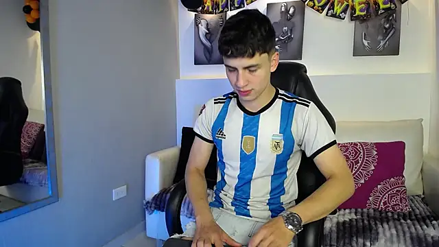 Snapshot of AdrianRinaldi chatting on October 14, 2025, 8:09 pm AdrianRinaldi online show from October 14, 2025, 8:09 pm