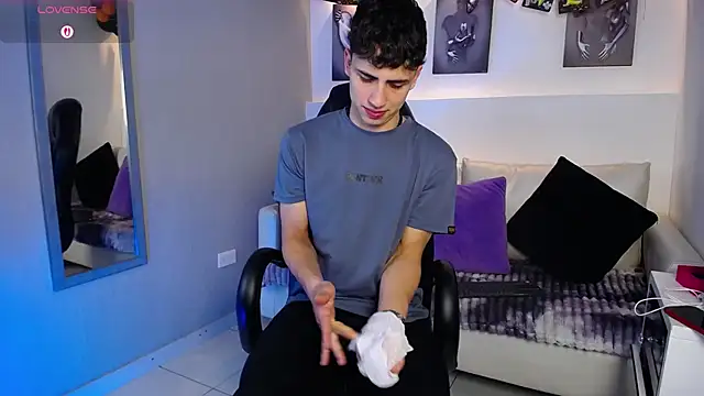 Snapshot of AdrianRinaldi chatting on October 16, 2025, 9:12 pm AdrianRinaldi online show from October 16, 2025, 9:12 pm