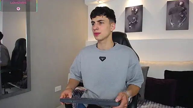 Snapshot of AdrianRinaldi chatting on September 25, 2025, 8:04 pm AdrianRinaldi online show from September 25, 2025, 8:04 pm