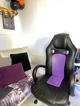 Snapshot of AdrianRinaldi chatting on October 7, 2025, 8:10 pm AdrianRinaldi online show from October 7, 2025, 8:10 pm