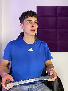 Snapshot of AdrianRinaldi chatting on September 18, 2025, 8:34 pm AdrianRinaldi online show from September 18, 2025, 8:34 pm