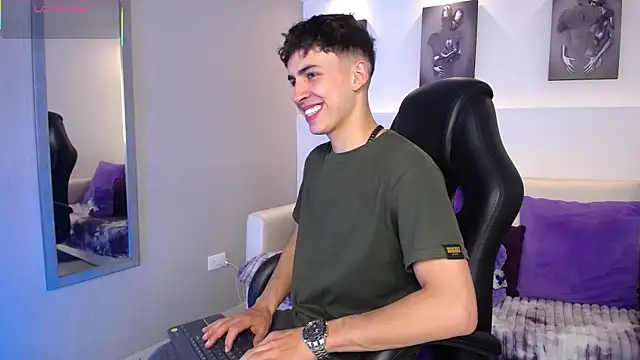 Snapshot of AdrianRinaldi chatting on October 3, 2025, 7:48 pm AdrianRinaldi online show from October 3, 2025, 7:48 pm