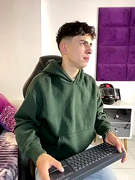 Snapshot of AdrianRinaldi chatting on October 22, 2025, 7:35 pm AdrianRinaldi online show from October 22, 2025, 7:35 pm