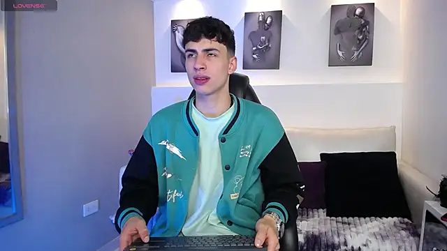 Snapshot of AdrianRinaldi chatting on October 6, 2025, 8:20 pm AdrianRinaldi online show from October 6, 2025, 8:20 pm