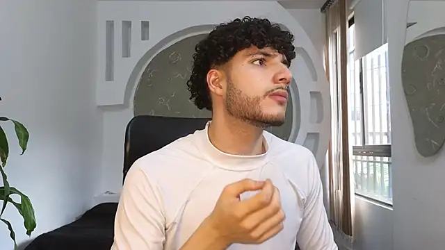 Snapshot of Rafael_Mendezz chatting on October 4, 2025, 8:32 pm Rafael Mendezz online show from October 4, 2025, 8:32 pm