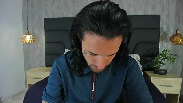 Snapshot of Hisoka_011 chatting on October 22, 2025, 7:35 pm Hisoka 011 online show from October 22, 2025, 7:35 pm