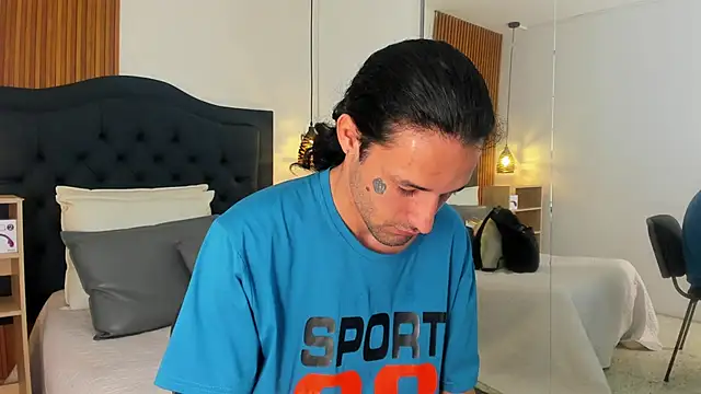 Snapshot of Hisoka_011 chatting on October 15, 2025, 7:33 pm Hisoka 011 online show from October 15, 2025, 7:33 pm