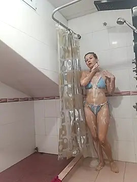 Julia Giulia online show from November 5, 2025, 1:36 pm