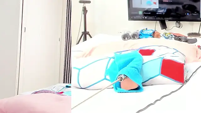 Snapshot of Alani_Queen chatting on October 19, 2025, 8:11 pm Alani Queen online show from October 19, 2025, 8:11 pm