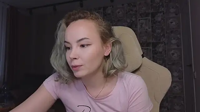 Snapshot of CutieGoose chatting on October 10, 2025, 8:26 am CutieGoose online show from October 10, 2025, 8:26 am