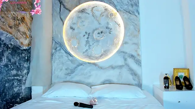 RoxanaBorns  online show from October 30, 2025, 12:25 pm