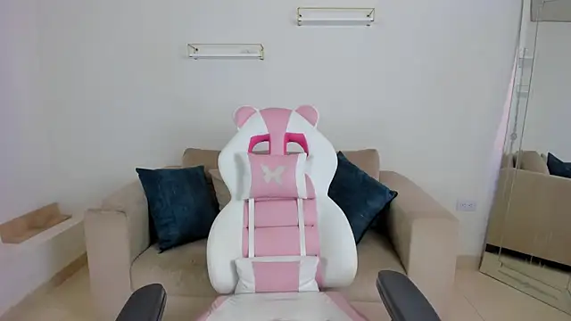 april smiith online show from November 8, 2025, 12:20 pm