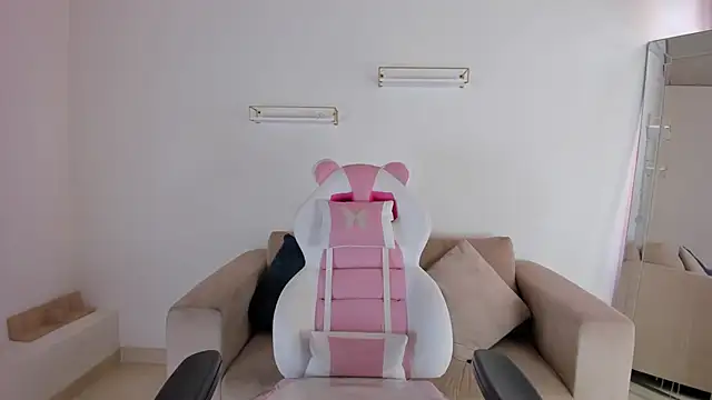 april smiith online show from October 21, 2025, 12:26 pm