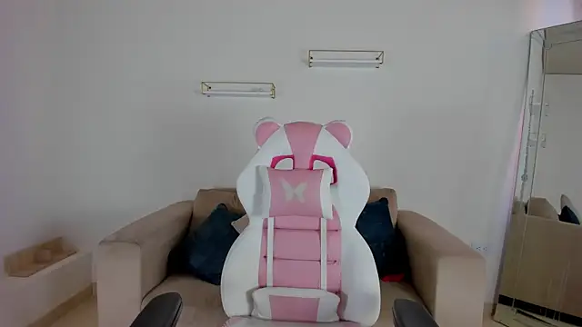 april smiith online show from October 15, 2025, 12:13 pm