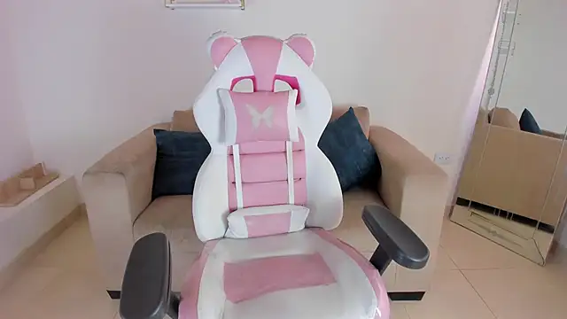 april smiith online show from October 18, 2025, 1:02 pm