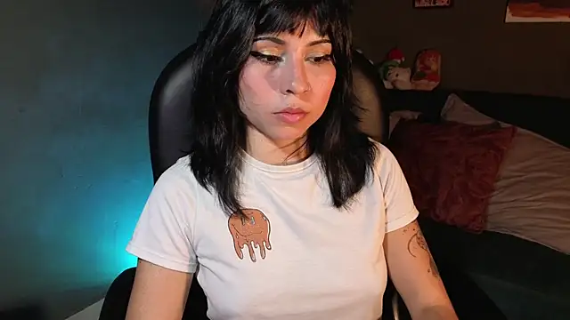 Snapshot of GaiaJoness chatting on November 25, 2025, 8:20 pm GaiaJoness online show from November 25, 2025, 8:20 pm