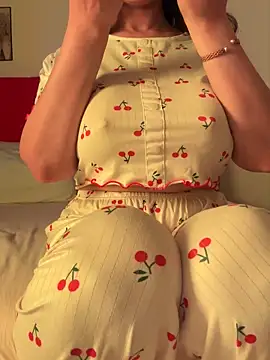 Snapshot of OnlyRima chatting on October 15, 2025, 9:45 pm OnlyRima online show from October 15, 2025, 9:45 pm