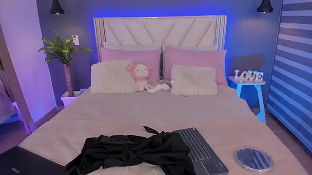 NaishaFord 1 online show from April 9, 2026, 5:31 am