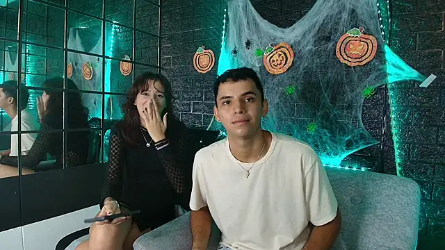 Snapshot of HellAndDante_ chatting on October 26, 2025, 12:00 am HellAndDante  online show from October 26, 2025, 12:00 am