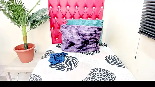 Snapshot of Strawberry_Lips chatting on October 28, 2025, 4:24 am Strawberry Lips online show from October 28, 2025, 4:24 am