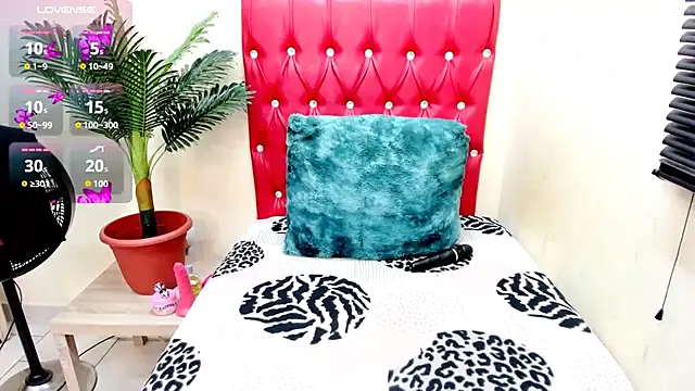 Snapshot of Strawberry_Lips chatting on October 18, 2025, 5:20 am Strawberry Lips online show from October 18, 2025, 5:20 am