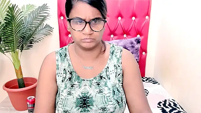 Snapshot of Strawberry_Lips chatting on October 10, 2025, 4:35 am Strawberry Lips online show from October 10, 2025, 4:35 am