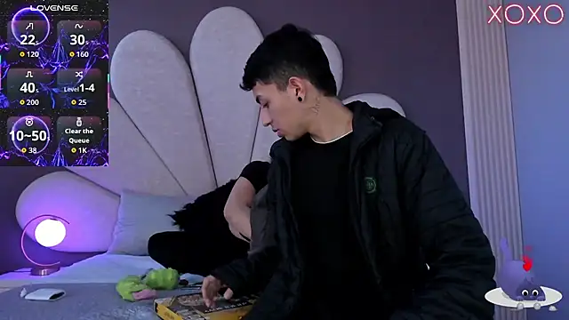 NickandAbby  online show from December 18, 2025, 12:09 pm