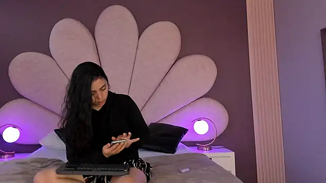 NickandAbby  online show from November 26, 2025, 11:32 am