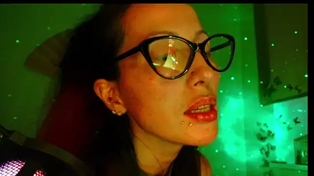 Snapshot of KiotoShine chatting on October 8, 2025, 6:52 pm KiotoShine online show from October 8, 2025, 6:52 pm