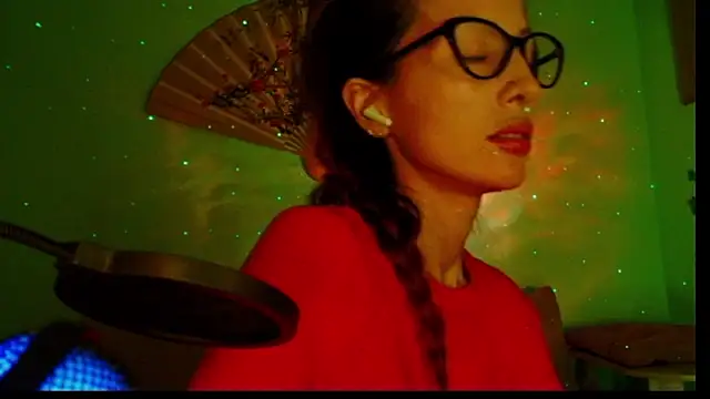 Snapshot of KiotoShine chatting on October 31, 2025, 7:43 pm KiotoShine online show from October 31, 2025, 7:43 pm