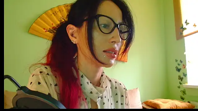 Snapshot of KiotoShine chatting on October 5, 2025, 9:22 am KiotoShine online show from October 5, 2025, 9:22 am