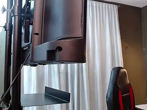 Snapshot of PaulEvens chatting on October 28, 2025, 1:43 pm PaulEvens online show from October 28, 2025, 1:43 pm