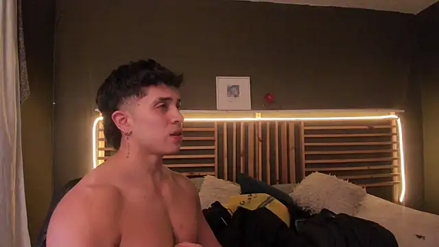 Snapshot of PaulEvens chatting on September 19, 2025, 1:04 pm PaulEvens online show from September 19, 2025, 1:04 pm