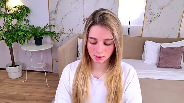 SweetyLicky online show from April 8, 2026, 4:08 pm