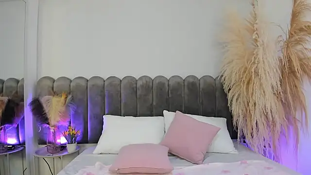 Snapshot of Viollet_xoxo chatting on September 12, 2025, 8:08 pm Viollet xoxo online show from September 12, 2025, 8:08 pm