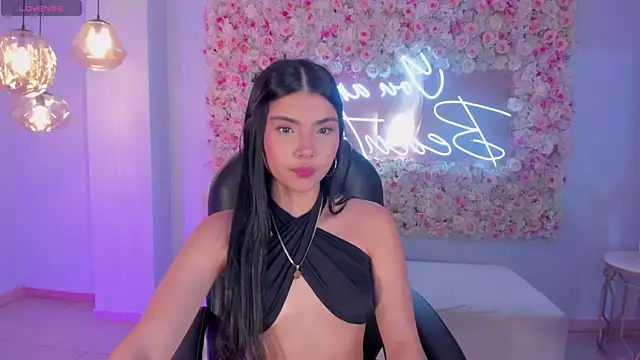 MiaLaurence online show from November 30, 2025, 11:33 am