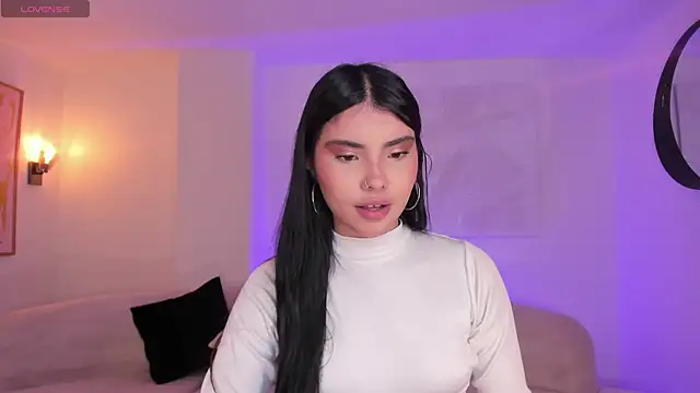 MiaLaurence online show from November 8, 2025, 7:28 pm