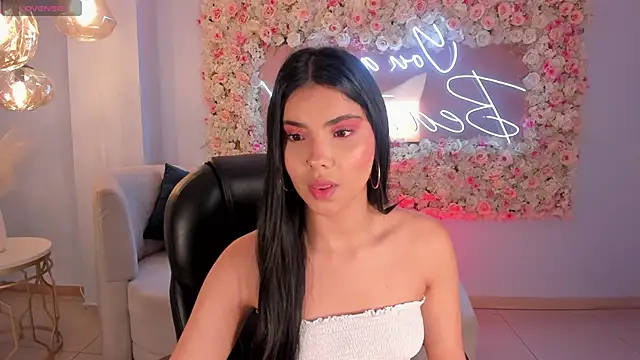 Snapshot of MiaLaurence chatting on October 5, 2025, 5:03 pm MiaLaurence online show from October 5, 2025, 5:03 pm