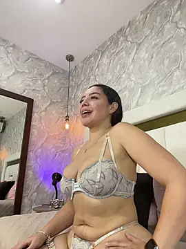 MiaFarkash online show from April 17, 2026, 6:33 pm