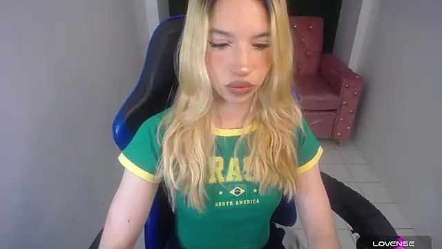 Snapshot of Alina_Lee_t chatting on September 20, 2025, 3:00 am Alina Lee t online show from September 20, 2025, 3:00 am